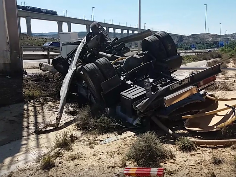 Aparatoso vuelco de un camión en la Z-40
