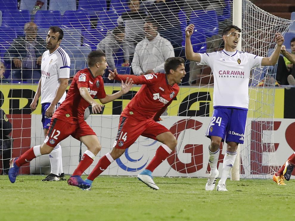 Edu Bedia se lamenta del segundo gol del Getafe en La Romareda.
