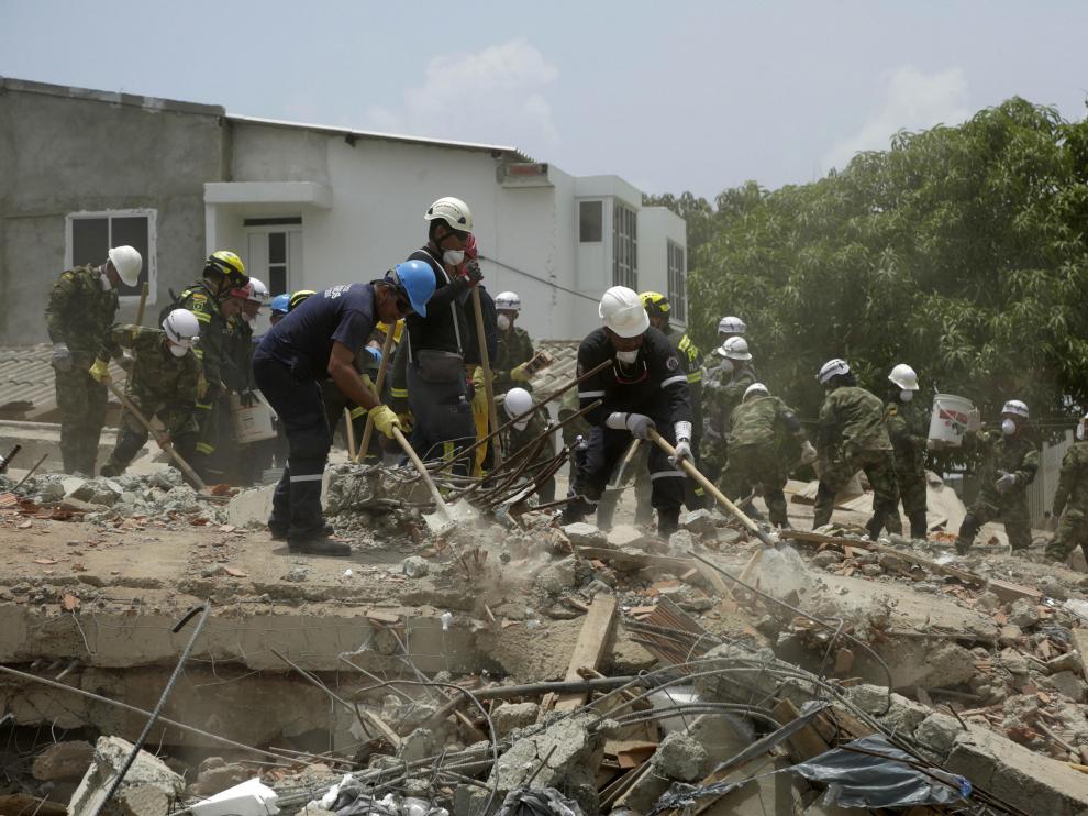 Soldados buscan a los supervivientes tras el derrumbe de un edificio en construcción en Colombia.