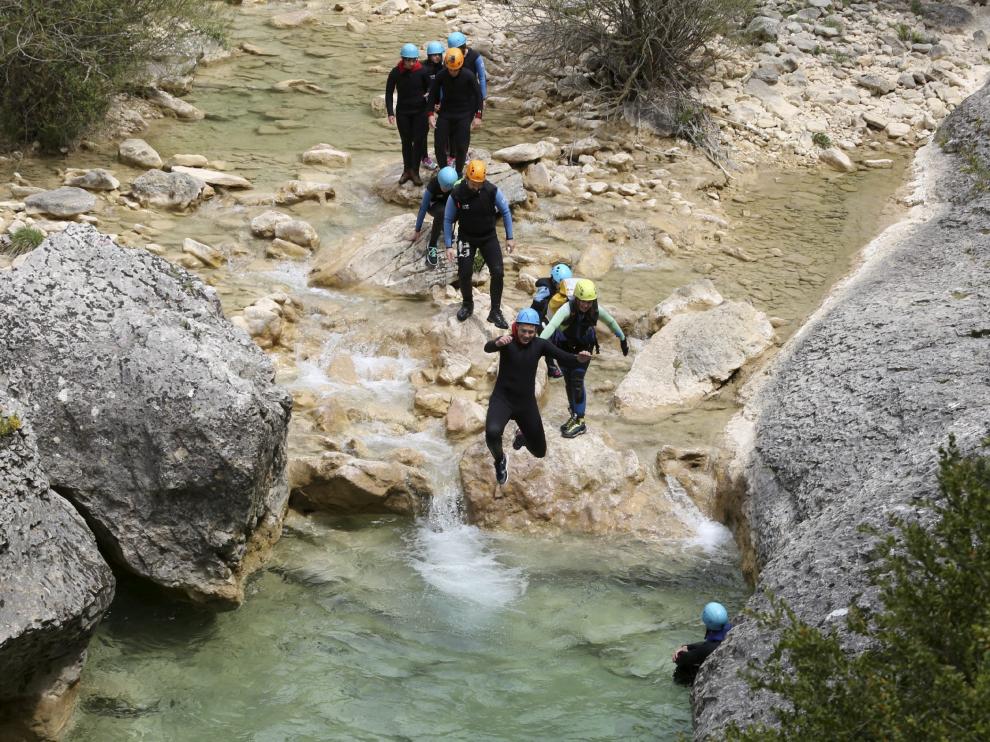 Un grupo de barranquistas descendiendo ayer por el Mascún, en el municipio de Rodellar.