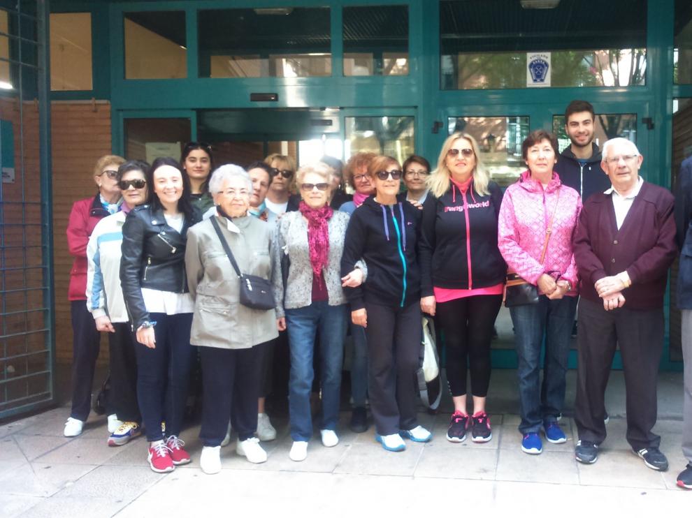 El grupo de Magdalena Camina, en la puerta del Centro de Salud
