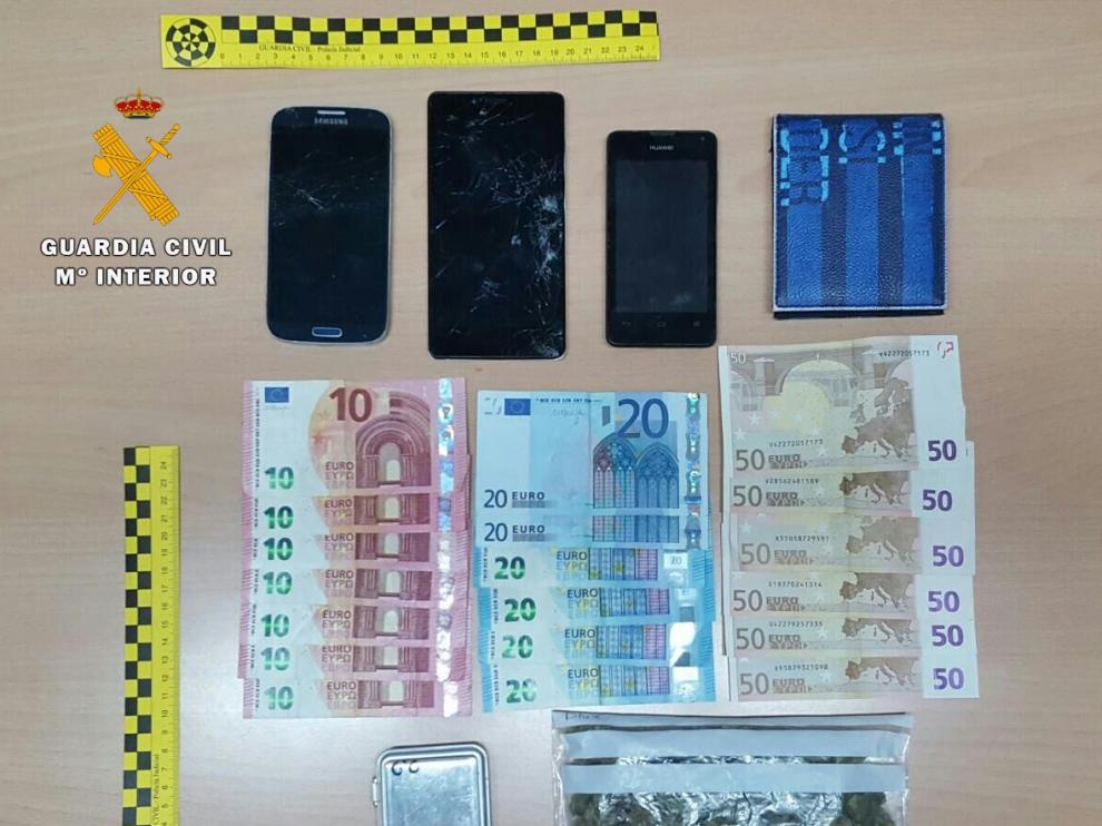 Los artículos intervenidos al conductor detenido por un supuesto delito de tráfico de drogas.