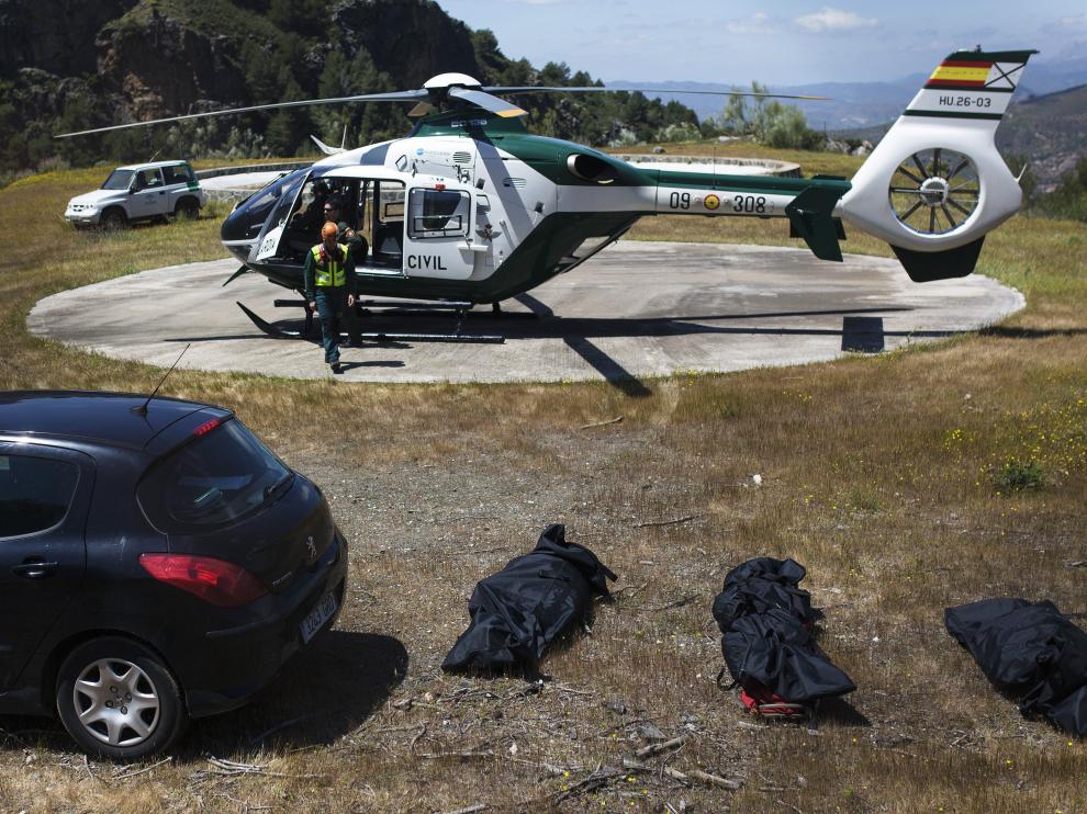 Los cuerpos de las tres personas fallecidas al estrellarse una avioneta en un paraje montañoso en Canillas de Aceituno (Málaga).