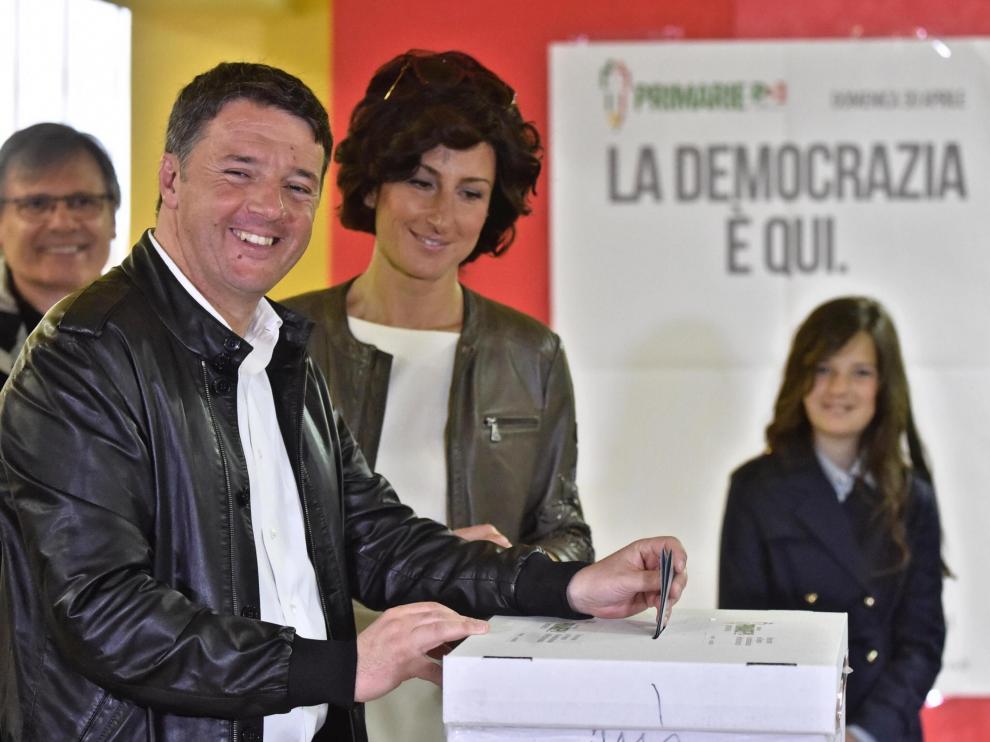 Matteo Renzi junto a su mujer votando en las primarias del PD este domingo.