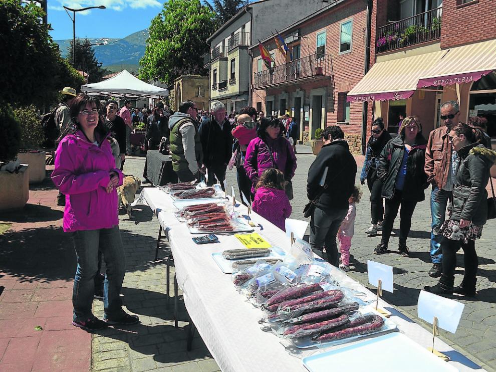 Los visitantes pudieron comprar ayer longaniza de boletus y chorizo de carne de caza.