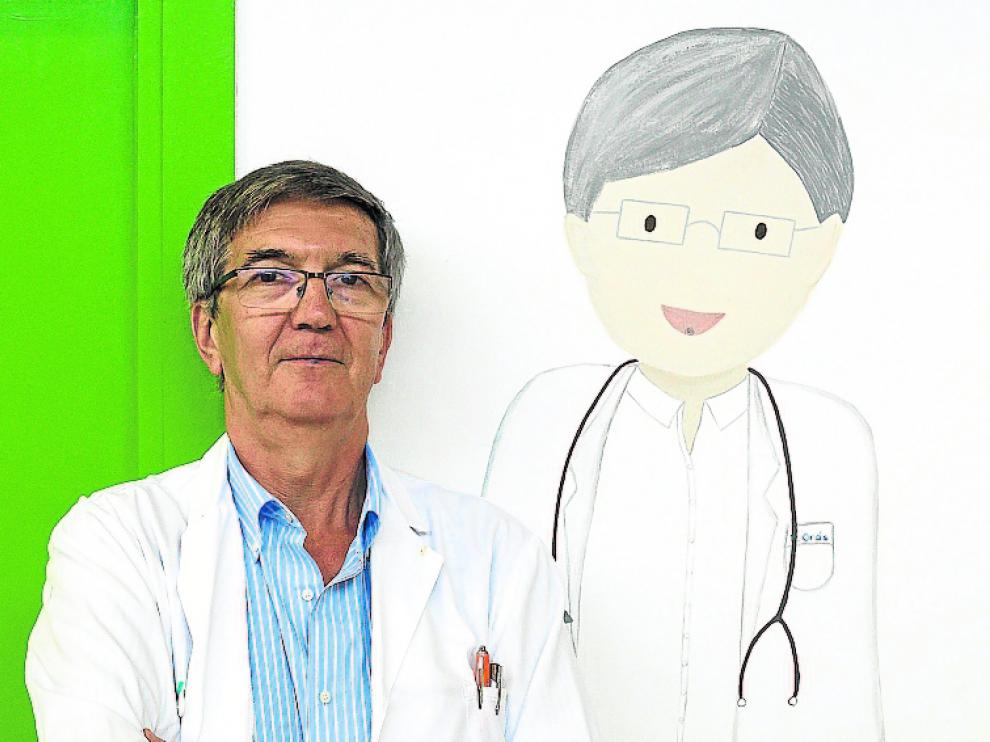 Orós, junto al dibujo que le han dedicado en el centro.