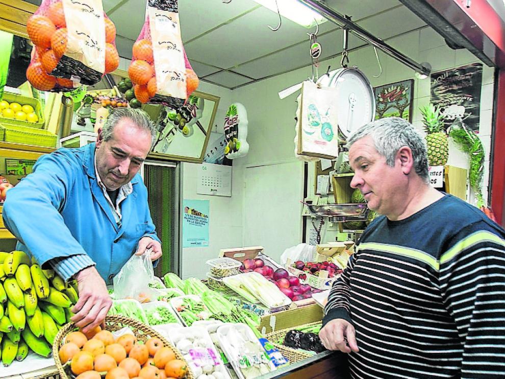 Antonio mira los productos en una frutería, en San Miguel.