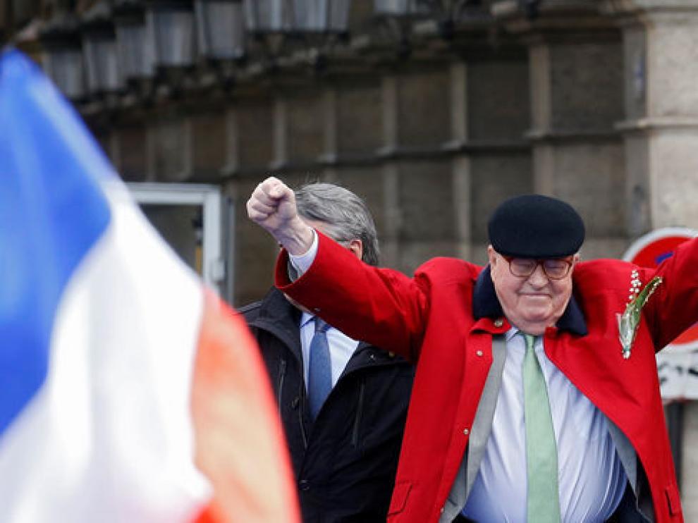Jean-Marie Le Pen en el tradicional homenaje que rinde cada 1 de mayo a Juana de Arco.