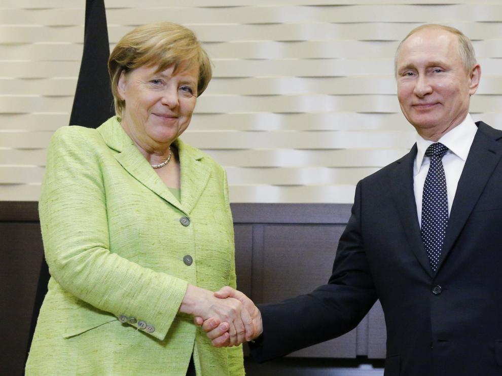 Foto de archivo de Angela Merkel y Vladimir Putin.