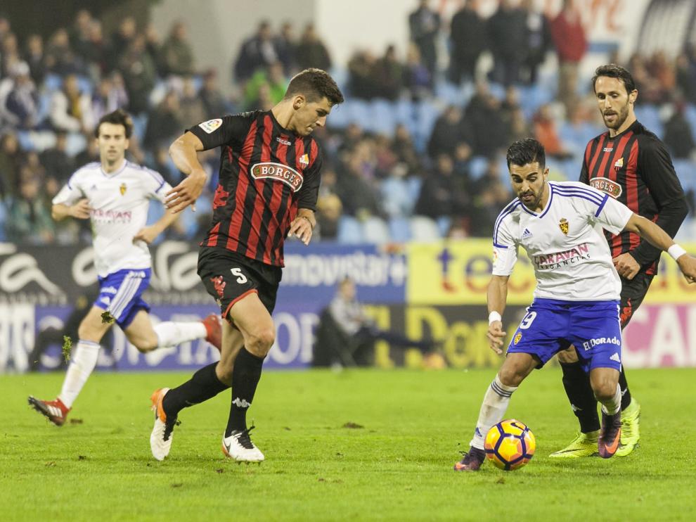 Ángel conduce el balón ante la presencia de Babic, defensa del Reus.