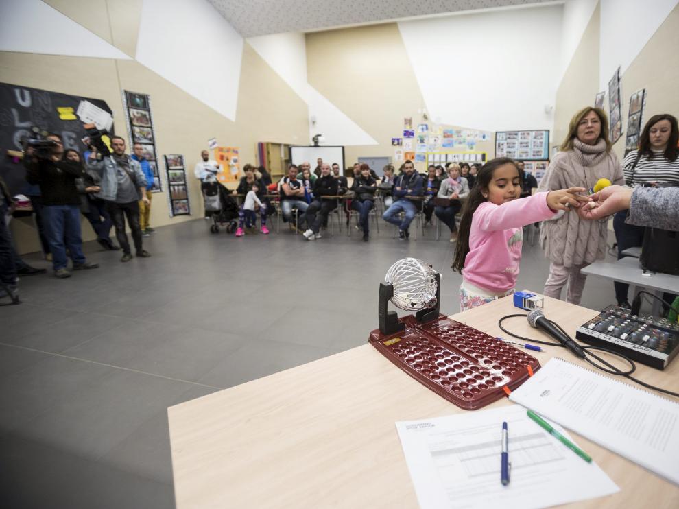 Las familias que acudieron al sorteo en el San Jorge , el centro público más demandado en Aragón, eran poco optimistas.