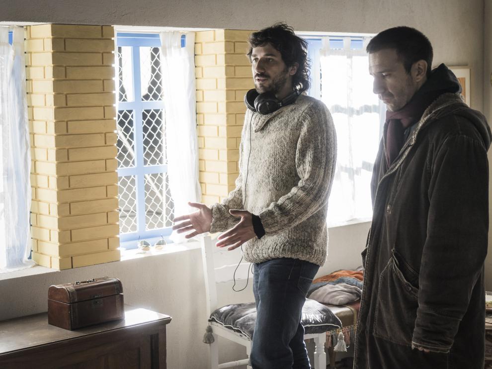 El cineasta zaragozano Álex Rodrigo (izquierda), en plena faena de dirección.