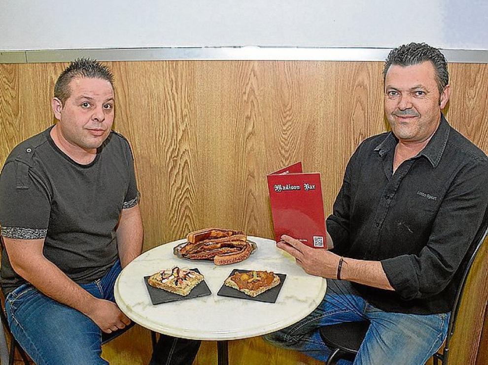José Antón Alarcón y Juan García, en el bar Madison.