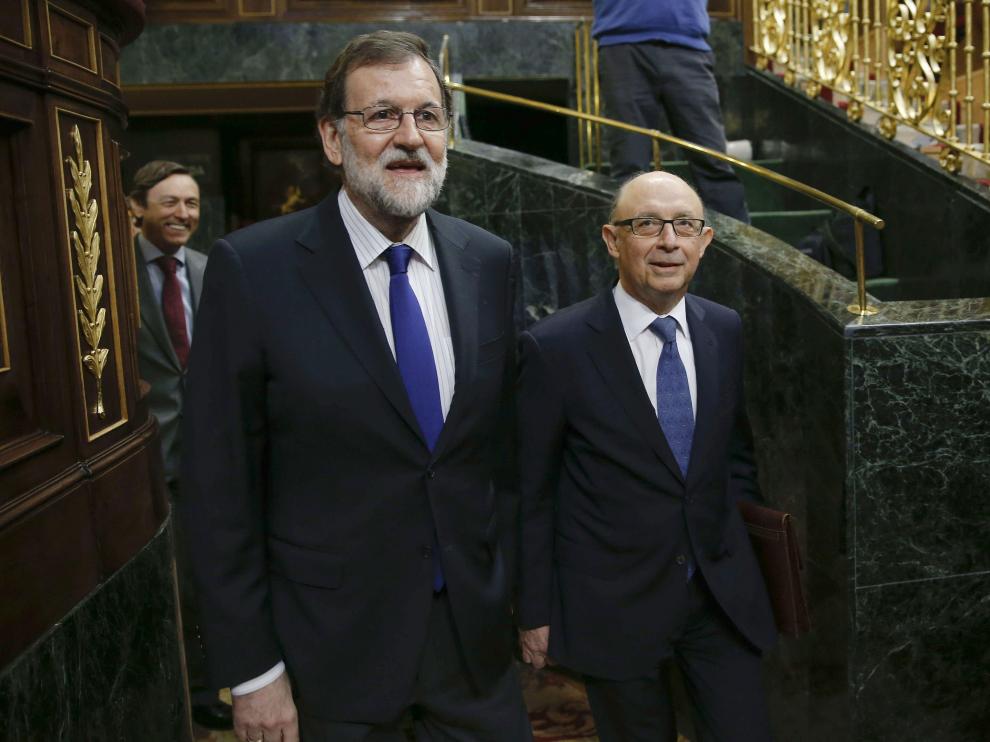 Rajoy y Montoro en su llegada este miércoles al Congreso.