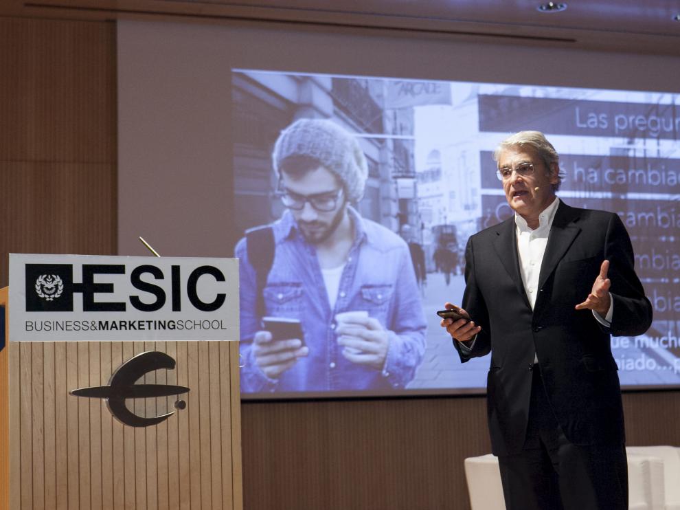 El profesor de ESIC Javier Rovira, durante su ponencia de ayer en Ibercaja.