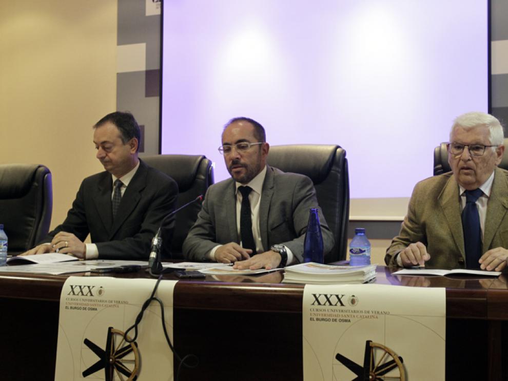 El presidente de la Diputación Provincial, Luis Rey, en el centro de la imagen, durante la presentación de los cursos de Santa Catalina junto al alcalde de El Burgo, Jesús Alonso, y el director de la FCCR, Juan Manuel Ruiz Liso.