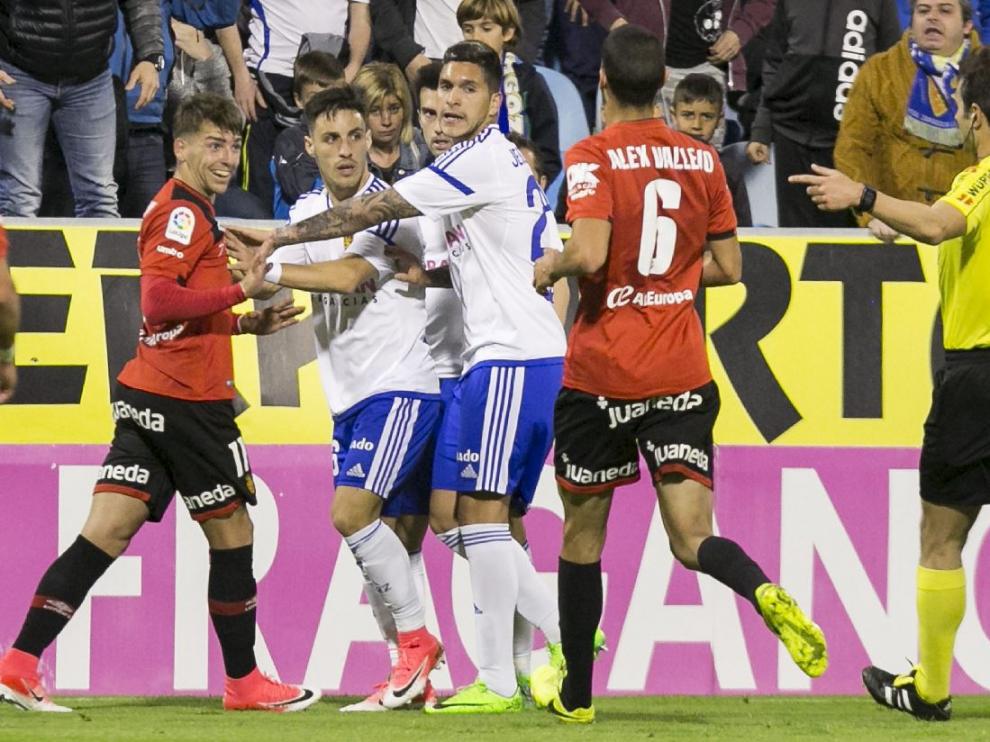 Jesús Valentín, en el centro junto a Isaac, protege a Lanzarote en un rifirrafe con el mallorquinista Brandon en los últimos minutos del partido de hace 20 días frente a los baleares en La Romareda.