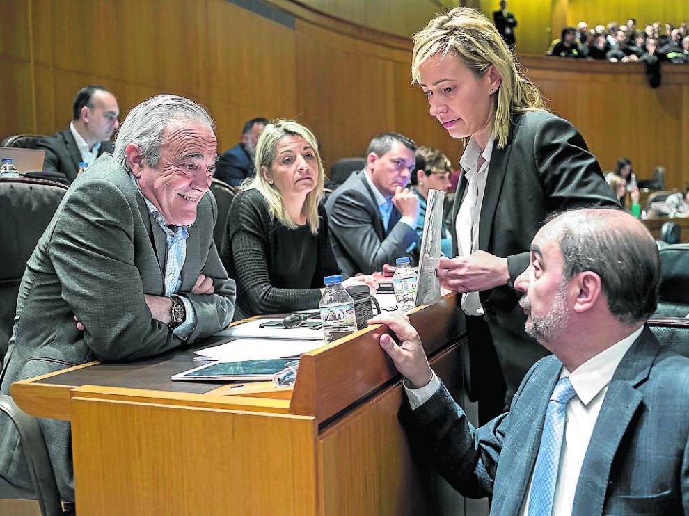 Gastón habla con el portavoz del PSOE, Javier Sada y el presidente aragonés, Javier Lambán.