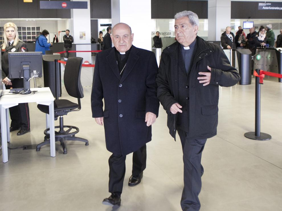 El arzobispo de Zaragoza, Vicente Jiménez, y el vicario general, Manuel Almor, en los juzgados.