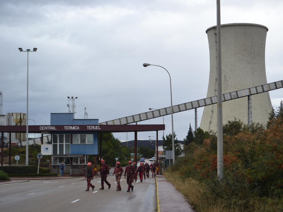 Un turno de empleados sale de la térmica de Andorra.