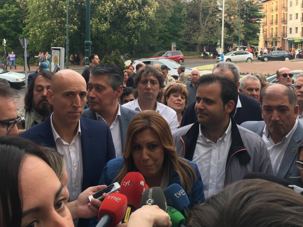 Susana Díaz atiende a los medios con Carlos Martínez, alcalde de Soria, tras ella en su visita a León, este jueves.