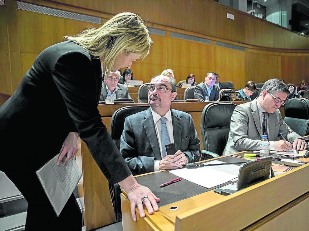 El presidente Lambán y la consejera de Industria, Marta Gastón, en las Cortes, el jueves.