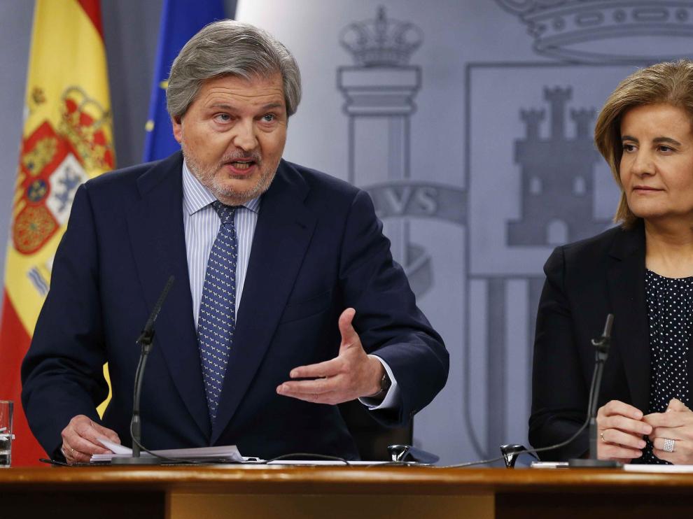 Los ministros Iñigo Méndez de Vigo y Fátima Báñez, ayer tras el Consejo de Ministros.