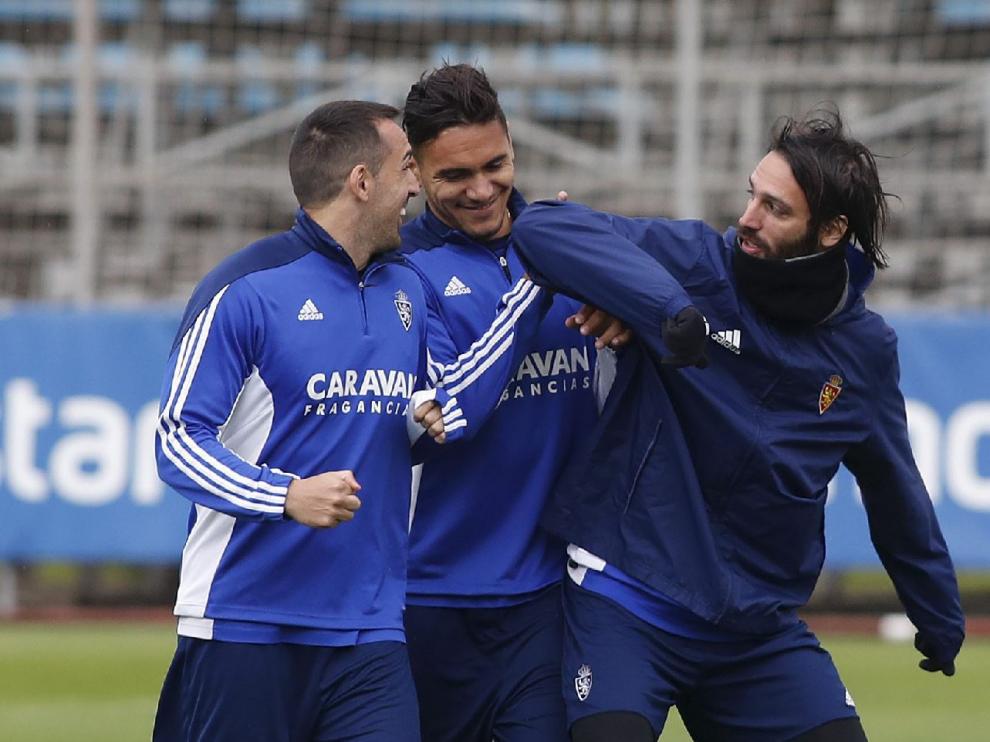 Samaras bromea con Marcelo Silva y José Enrique en el entrenamiento del Real Zaragoza.