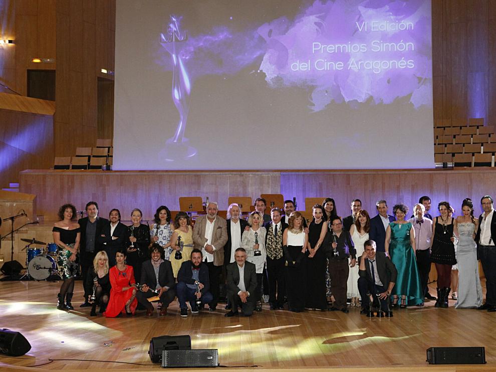 Foto de grupo de los ganadores, invitados y organizadores