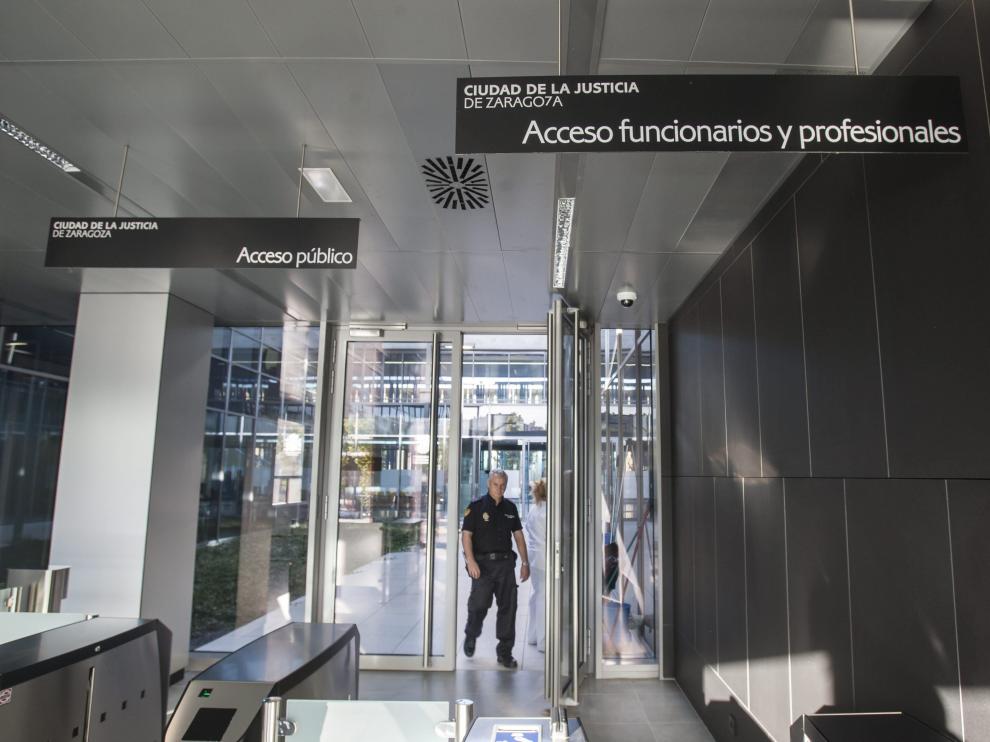 Acceso al juzgado de guardia de la Ciudad de la Justicia.