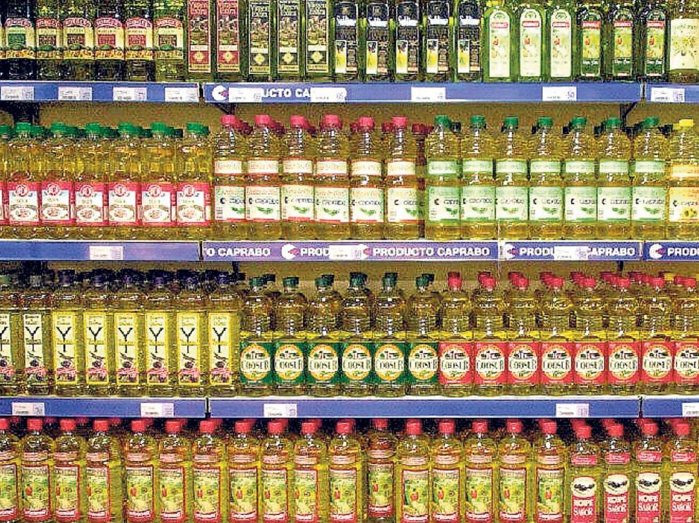 Lineales de un supermercado con una variada oferta de marcas de aceite de oliva.