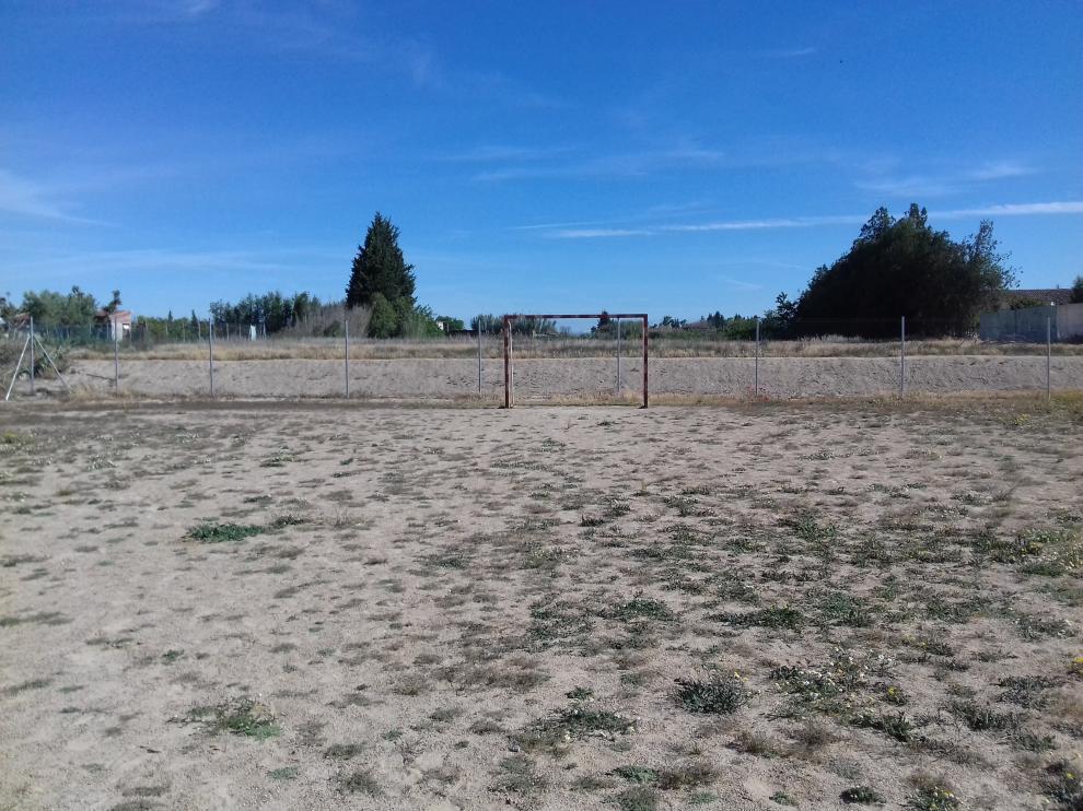 Los niños están repartidos provisionalmente entre cuatro edificios del barrio y un solar se usa como recreo.