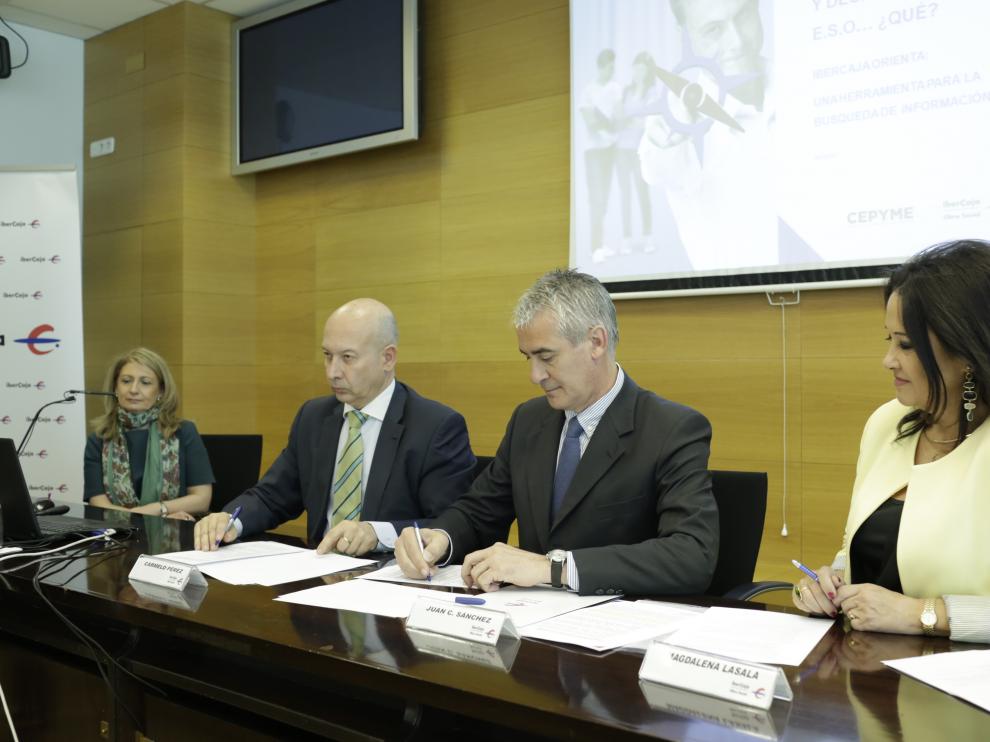 Ana Mª Bajo, técnico orientador de Ibercaja Orienta, Carmelo Sánchez, secretario general de Cepyme Aragón, Juan Carlos Sánchez, jefe de la Obra Social de Ibercaja y Magdalena Lasala, responsable del programa de cultura y educación de la Obra Social de Ibercaja.