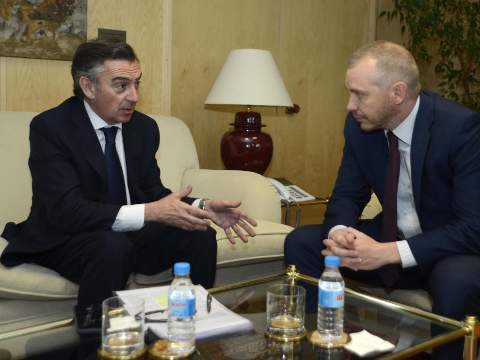Luis María Beamonte, con el secretario de Estado de Energía, Daniel Navia, ayer en el Ministerio.