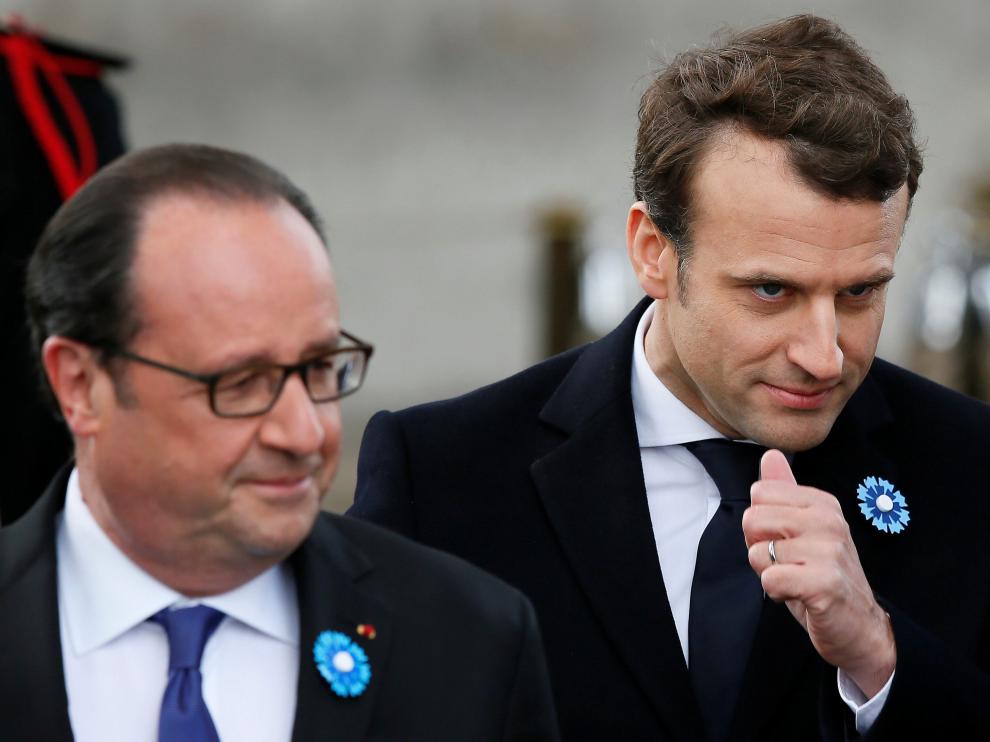 El presidente electo de Francia, Emmanuel Macron, junto al mandatario saliente, François Hollande, en el homenaje a las víctimas de la Segunda Guerra Mundial.