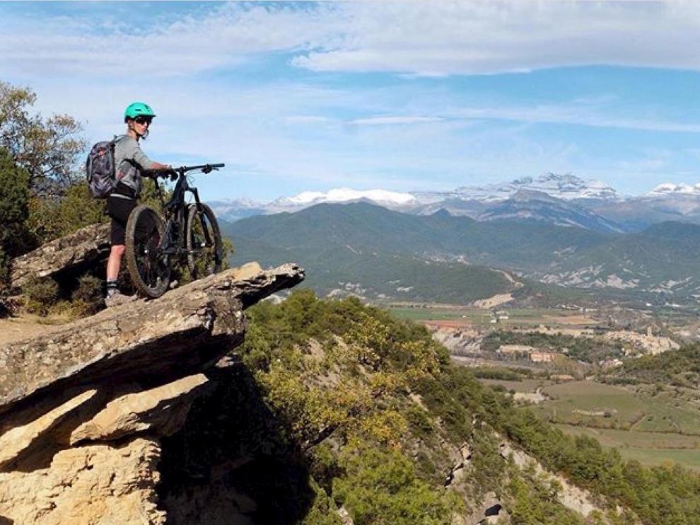 Una 'biker' contempla la espectacular vista que ofrece la ruta Miradores de Aínsa y Morillo.