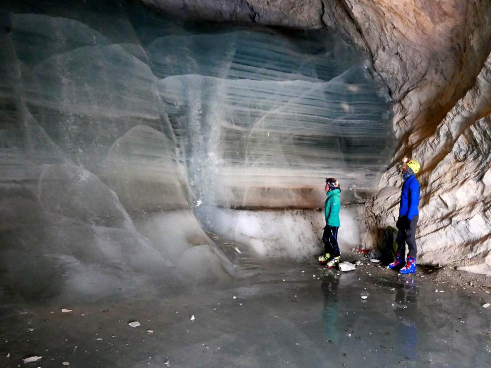 El registro de los cambios climáticos durante los últimos milenios ha quedado contenido en el hielo de cuevas como esta del Parque Nacional de Ordesa
