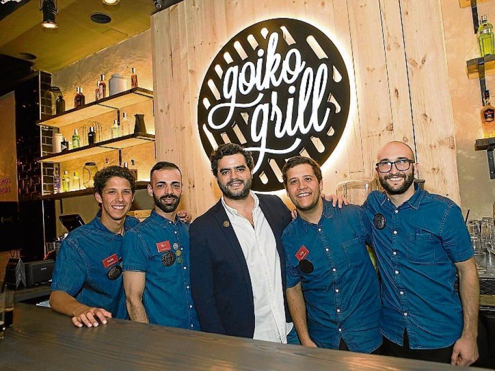 Andoni Goicoechea, junto a parte del equipo del local.
