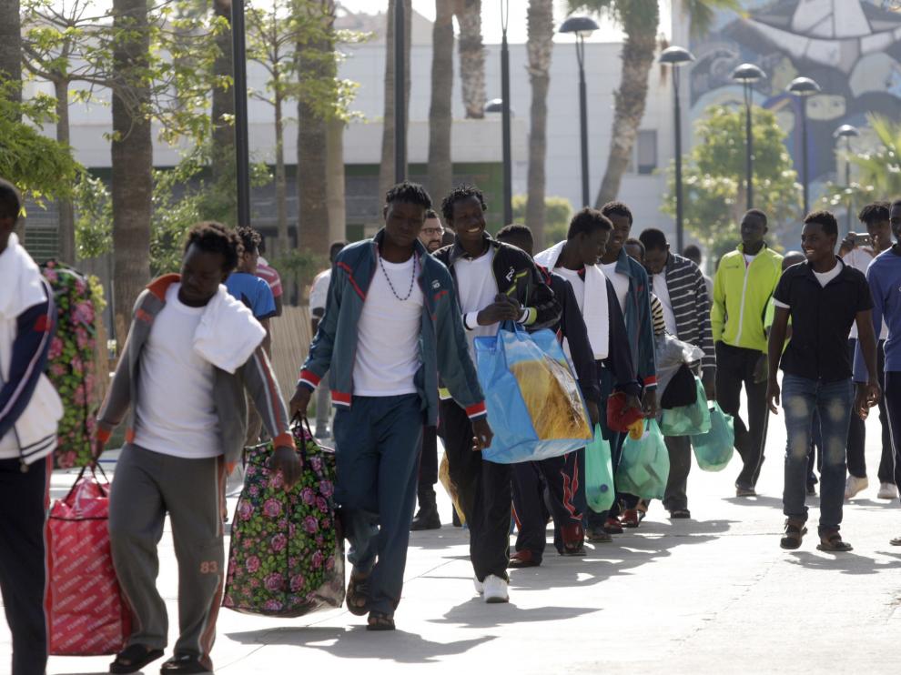 Un centenar de inmigrantes se dirigen hacia el Centro de Estancia Temporal de Inmigrantes (CETI) de Melilla.