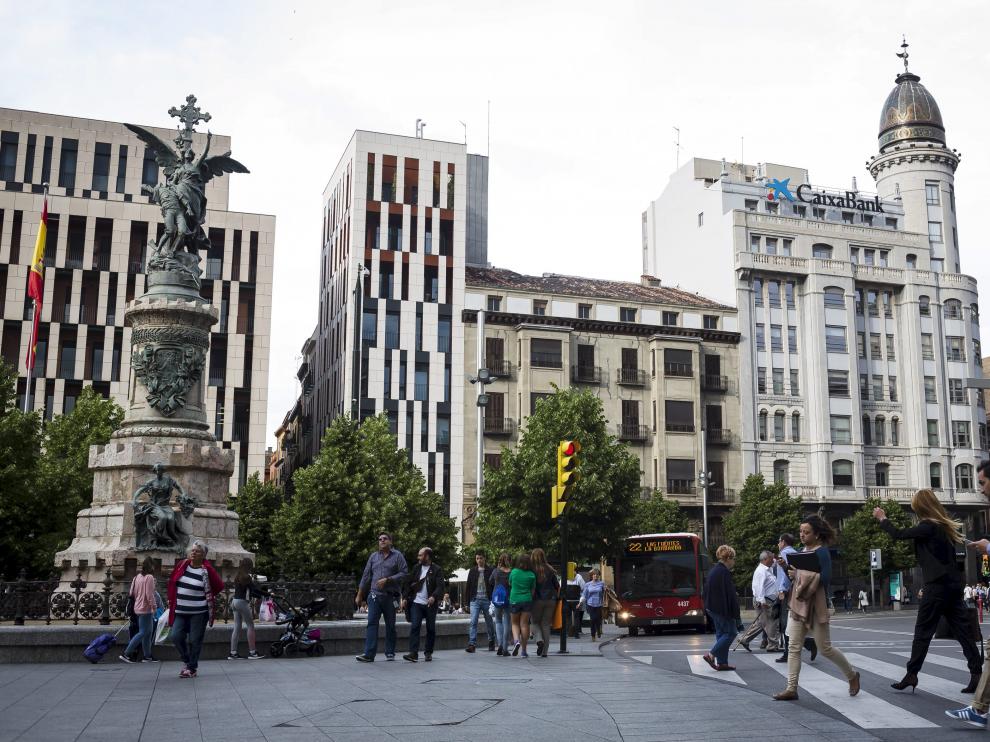 El edificio situado en la plaza de España, entre el antiguo Banco Zaragozano y Puerta Cinegia, ganará dos alturas.