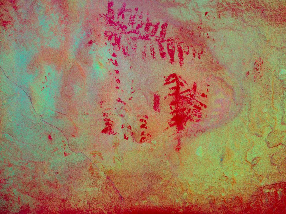 Pinturas halladas en el refugio de Mas del Obispo. El significado de los símbolos, resaltados en rojo, está siendo estudiado.