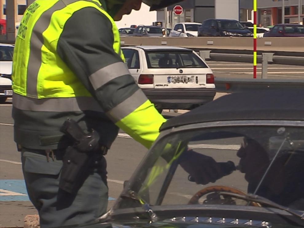 Un Guardia Civil realiza la prueba a un conductor, en una foto de archivo.