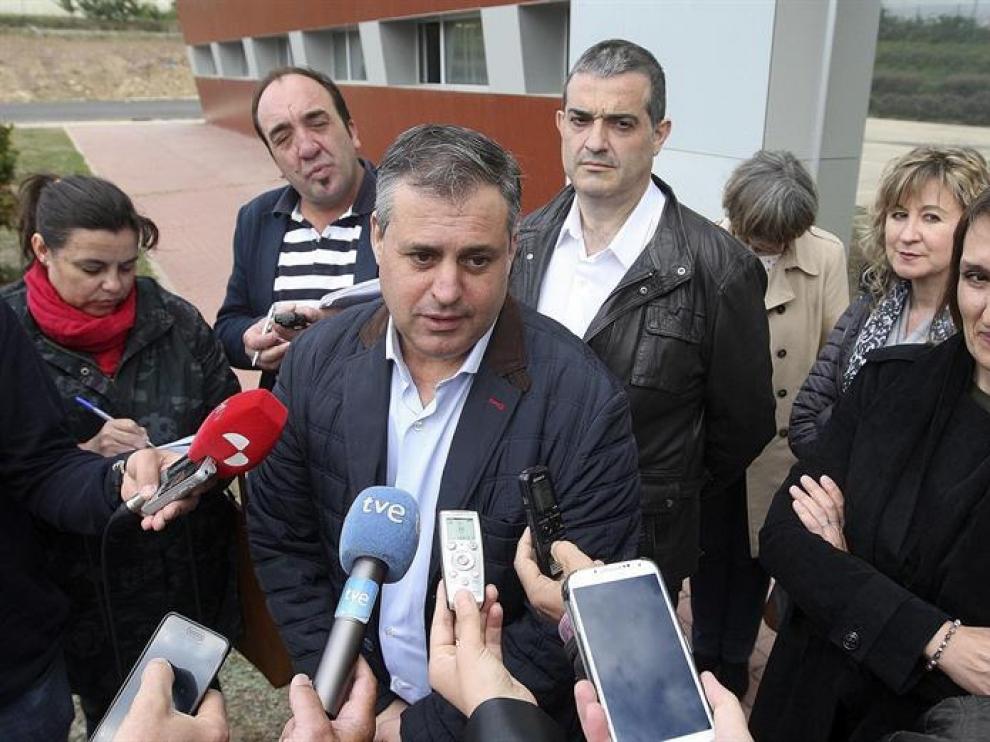 La gerente del Servicio Publico de Empleo, Rocio Lucas (d), junto al director de planta, Oscar Blanco (C), durante la visita que ha realizado este miércoles a la empresa Saiona en el Poligono Industrial Emiliano Revilla.
