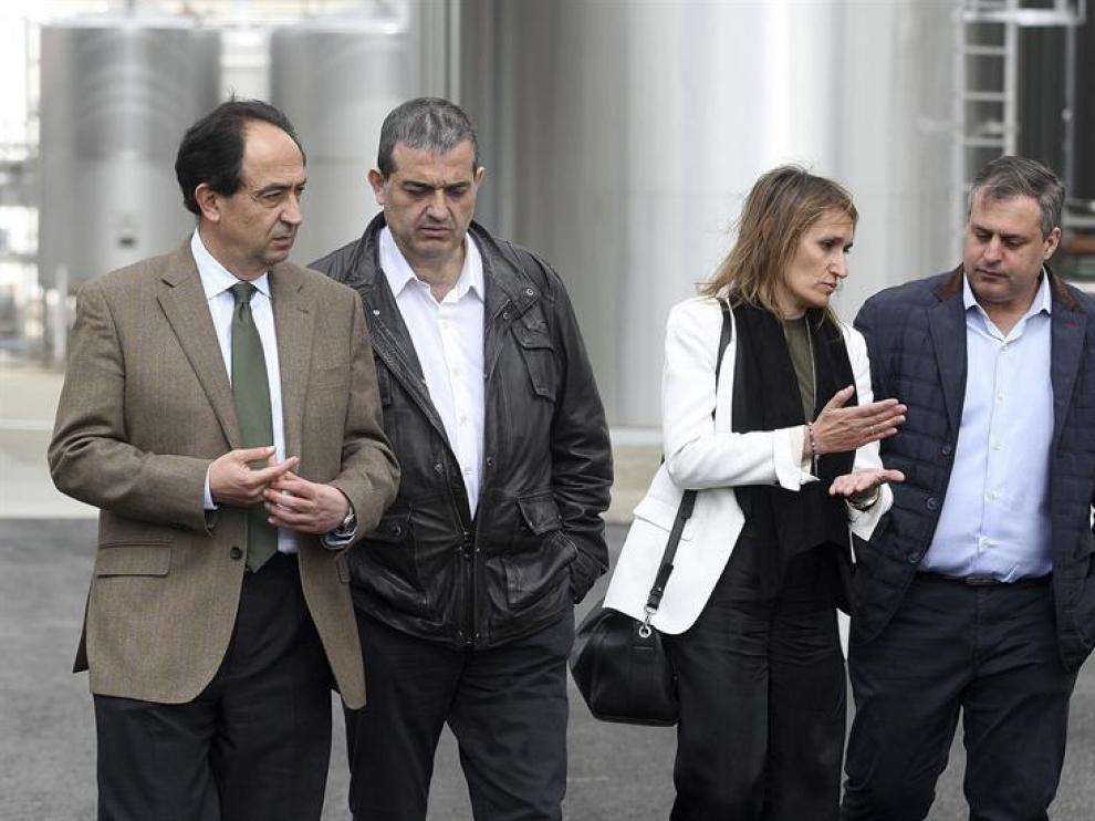 La gerente del Servicio Publico de Empleo, Rocio Lucas (2d), junto al director de planta, Oscar Blanco (d), el delegado de la Junta en Soria, Manuel López (i), y el presidente de la Cámara de Comercio de Soria, Alberto Santamaría (2i), durante la visita que ha realizado este miércoles a la empresa Saiona en el Poligono Industrial Emiliano Revilla.