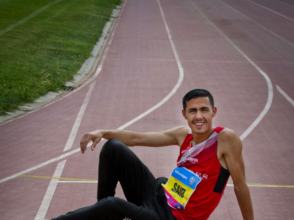 Aitadi posa en las pistas de la Ciudad Deportiva de Calatayud.