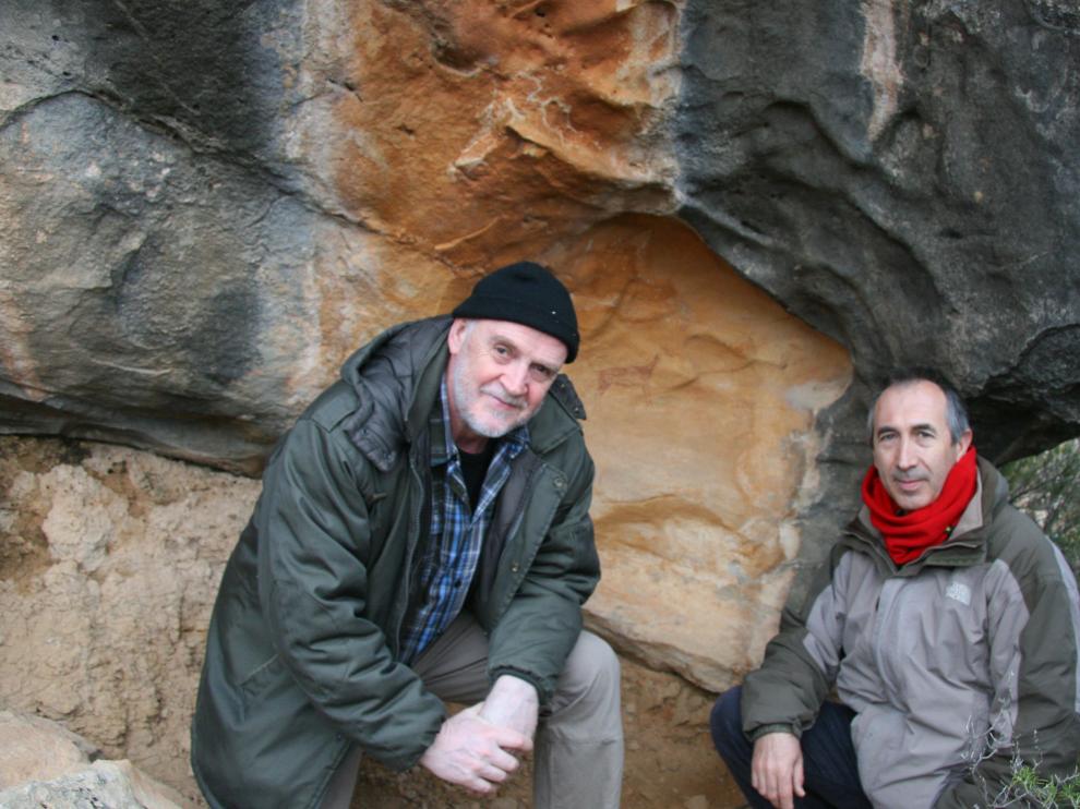Benavente y Villanueva, junto a una de las pinturas.