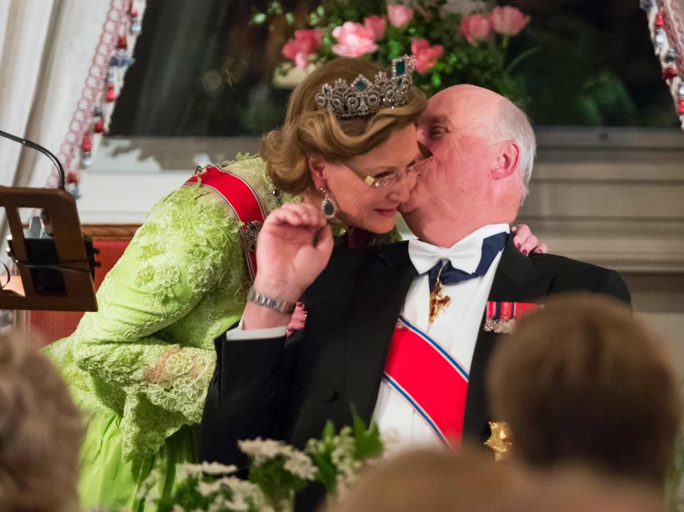 Los reyes Sonia y Harald se besan durante la cena de gala por sus 80 cumpleaños.