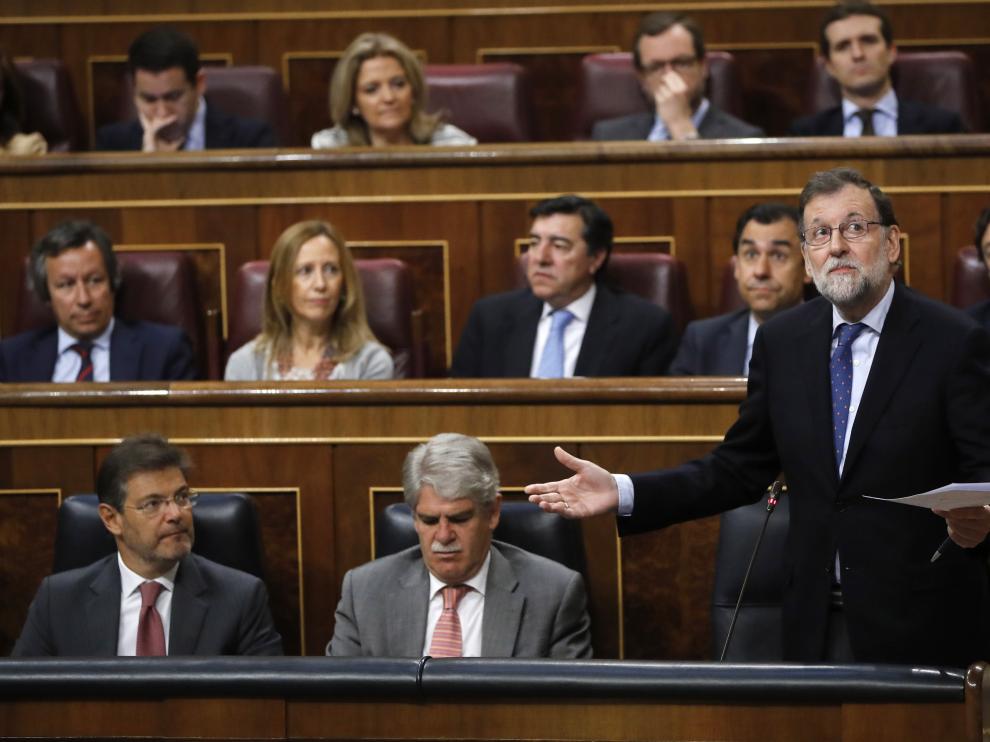El presidente del Gobierno, Mariano Rajoy, durante su intervención en el Congreso para responder también a las preguntas de la oposición sobre la corrupción política