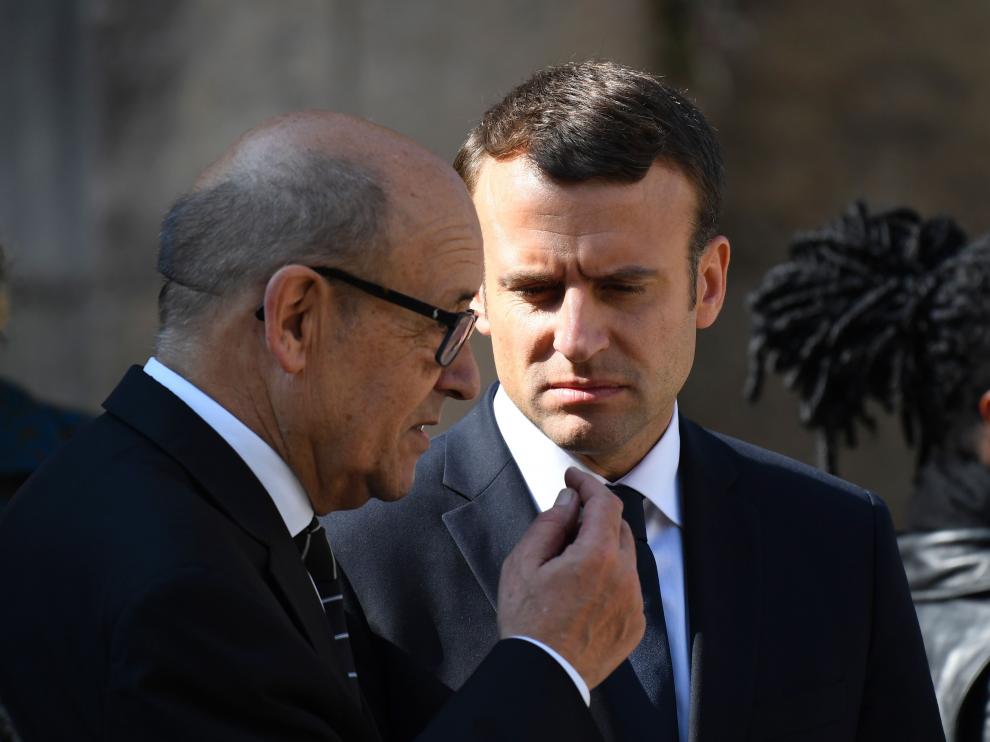 Macron conversa con el ministro de Defensa francés, Jean Ives Le Drian, este jueves a la salida del funeral en Lannion por Corinne Erhel, de 50 años, fallecida el pasado 5 de mayo cuando participaba en un mitin durante la campaña a favor de En Marcha.