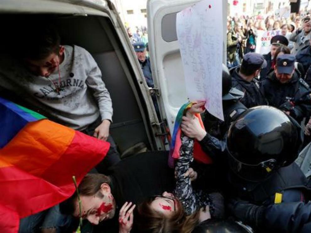 Momento en el que 5 activistas fueron detenidos por tratar de denunciar la persecución a los gays en Chechenia.